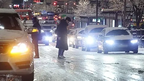 Seoul tăng cường tàu điện ngầm buổi sáng do tuyết rơi dày